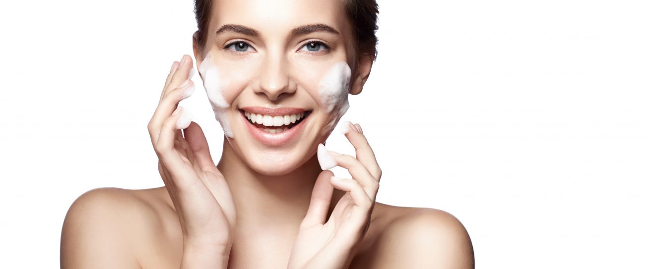 Obalamy mity na temat mycia twarzy